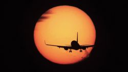 Fotografía: Espectacular escena de avión aterrizando con el sol al anochecer