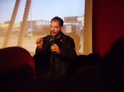 Miquel Silvestre dando una conferencia sobre sus viajes