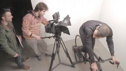 Preparando una escena con ciclista en la escuela de cine